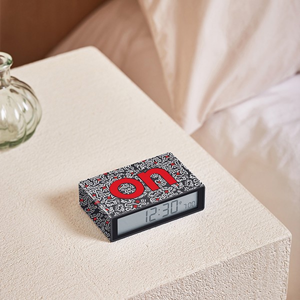 Sat budilica LEXON x KEITH HARING Flip+, Love, crni